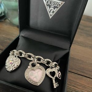 Used watch in great condition, it might need new batteries.